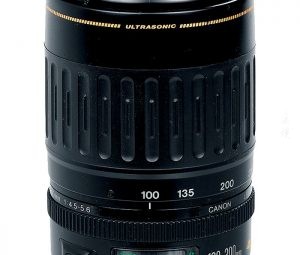 而另外一支佳能EF100-300mm F4.5-5.6USM同样值得关注。随着佳能镜头对焦马达技术的开发，这支拥有USM对焦马达的长焦镜头，可以在拍摄时进行高速追焦, 对于经常拍摄体育运动或是野生动物